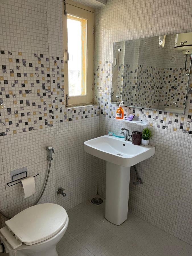Khwaab Gah By The Khayabaan-Homestay Apartments Fully Furnished With Functional Kitchen, Wifi & Parking In City Centre Srīnagar Værelse billede