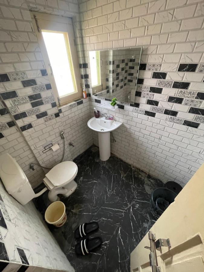 Khwaab Gah By The Khayabaan-Homestay Apartments Fully Furnished With Functional Kitchen, Wifi & Parking In City Centre Srīnagar Eksteriør billede