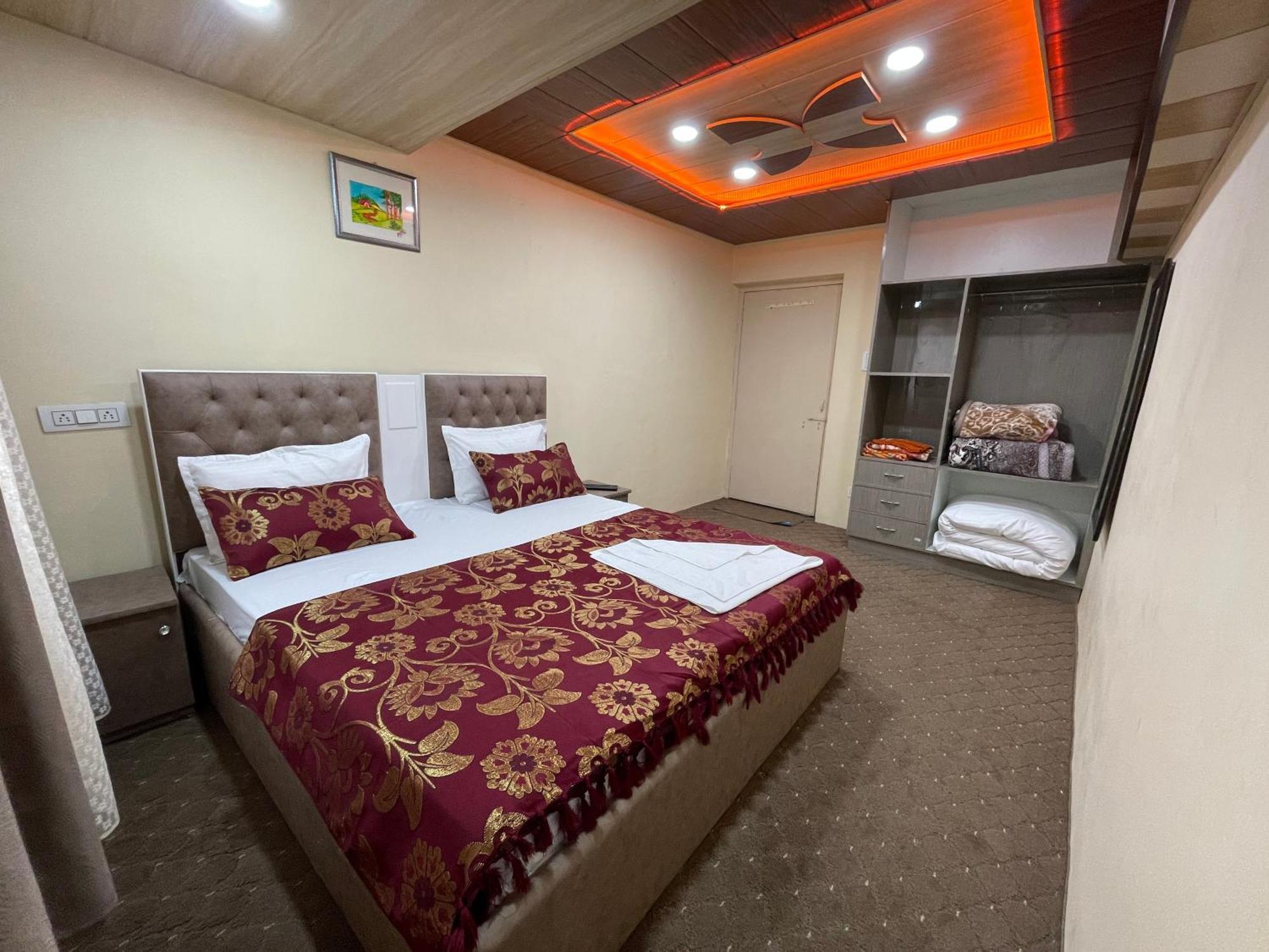 Khwaab Gah By The Khayabaan-Homestay Apartments Fully Furnished With Functional Kitchen, Wifi & Parking In City Centre Srīnagar Eksteriør billede