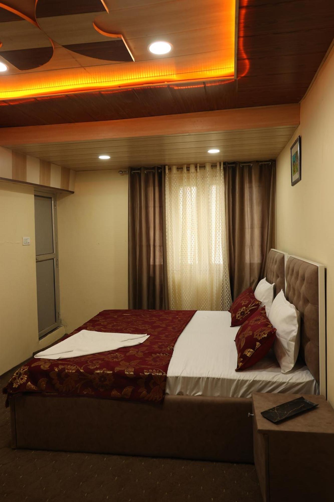 Khwaab Gah By The Khayabaan-Homestay Apartments Fully Furnished With Functional Kitchen, Wifi & Parking In City Centre Srīnagar Eksteriør billede
