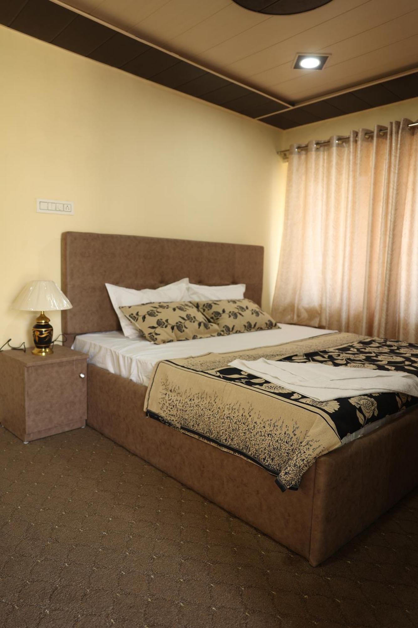 Khwaab Gah By The Khayabaan-Homestay Apartments Fully Furnished With Functional Kitchen, Wifi & Parking In City Centre Srīnagar Eksteriør billede
