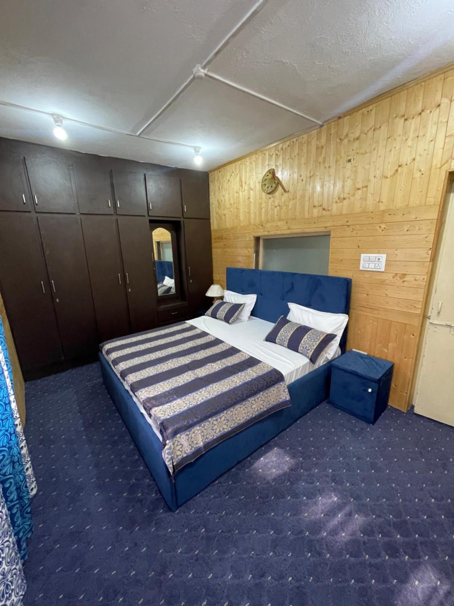 Khwaab Gah By The Khayabaan-Homestay Apartments Fully Furnished With Functional Kitchen, Wifi & Parking In City Centre Srīnagar Eksteriør billede