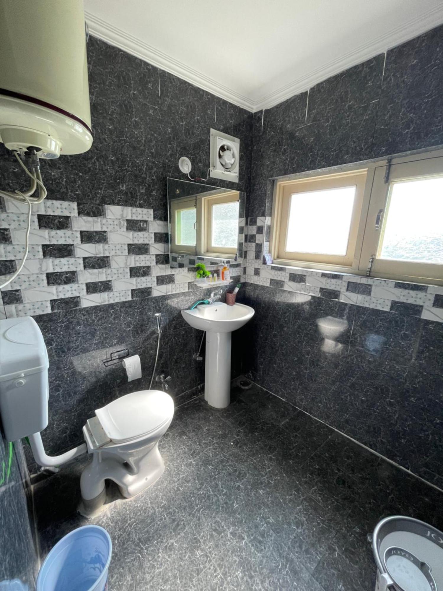 Khwaab Gah By The Khayabaan-Homestay Apartments Fully Furnished With Functional Kitchen, Wifi & Parking In City Centre Srīnagar Eksteriør billede