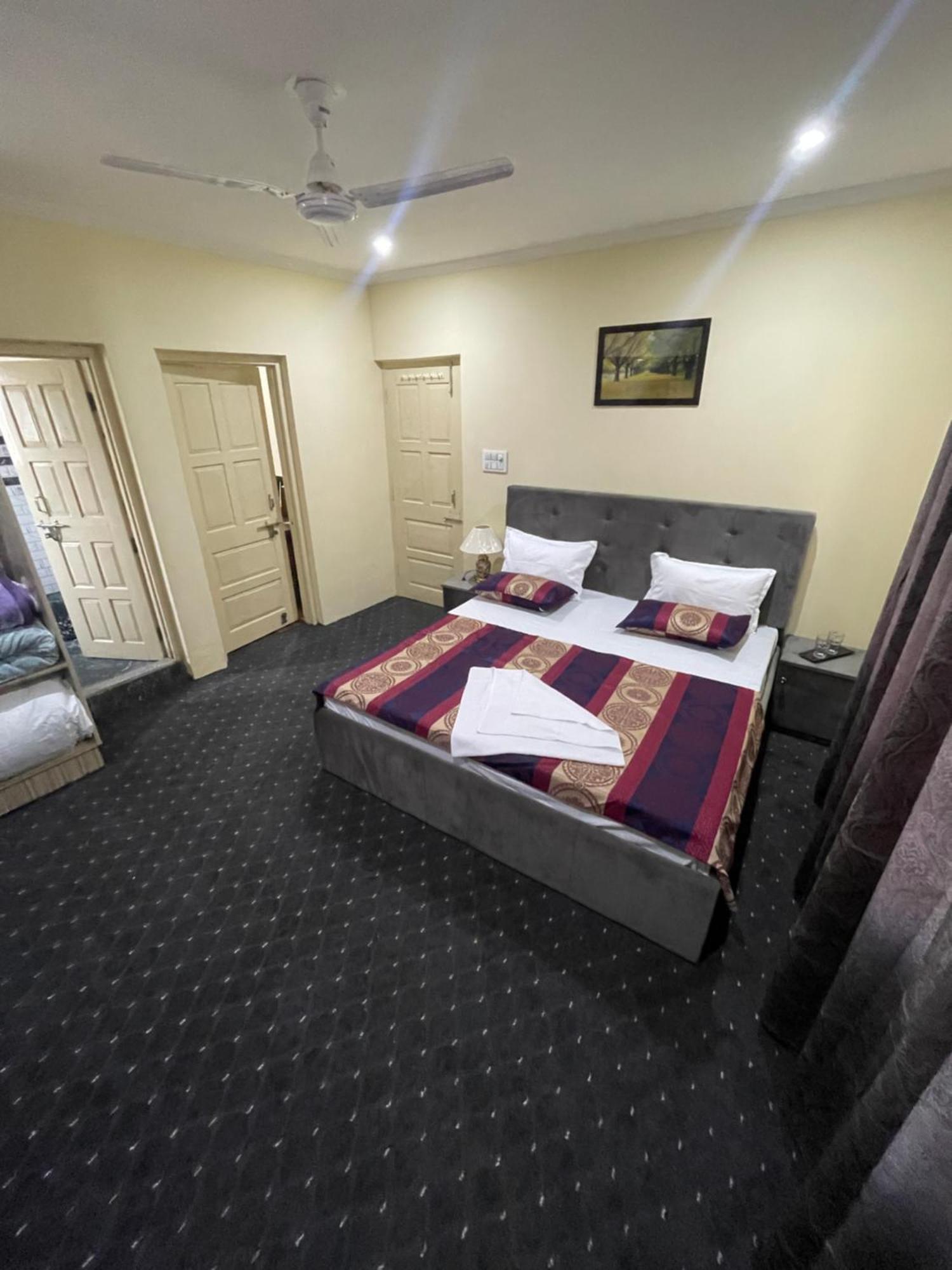 Khwaab Gah By The Khayabaan-Homestay Apartments Fully Furnished With Functional Kitchen, Wifi & Parking In City Centre Srīnagar Eksteriør billede