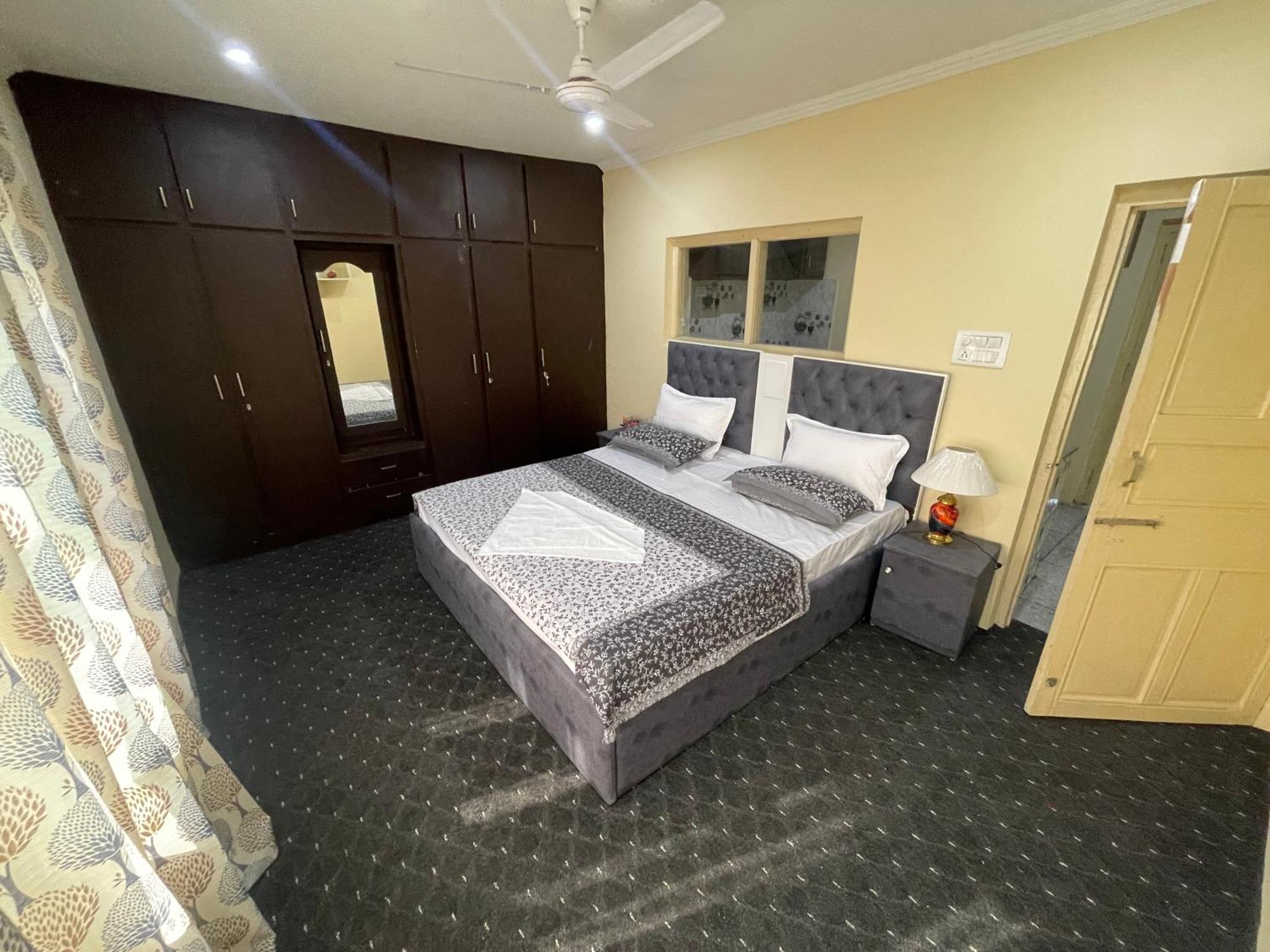 Khwaab Gah By The Khayabaan-Homestay Apartments Fully Furnished With Functional Kitchen, Wifi & Parking In City Centre Srīnagar Eksteriør billede