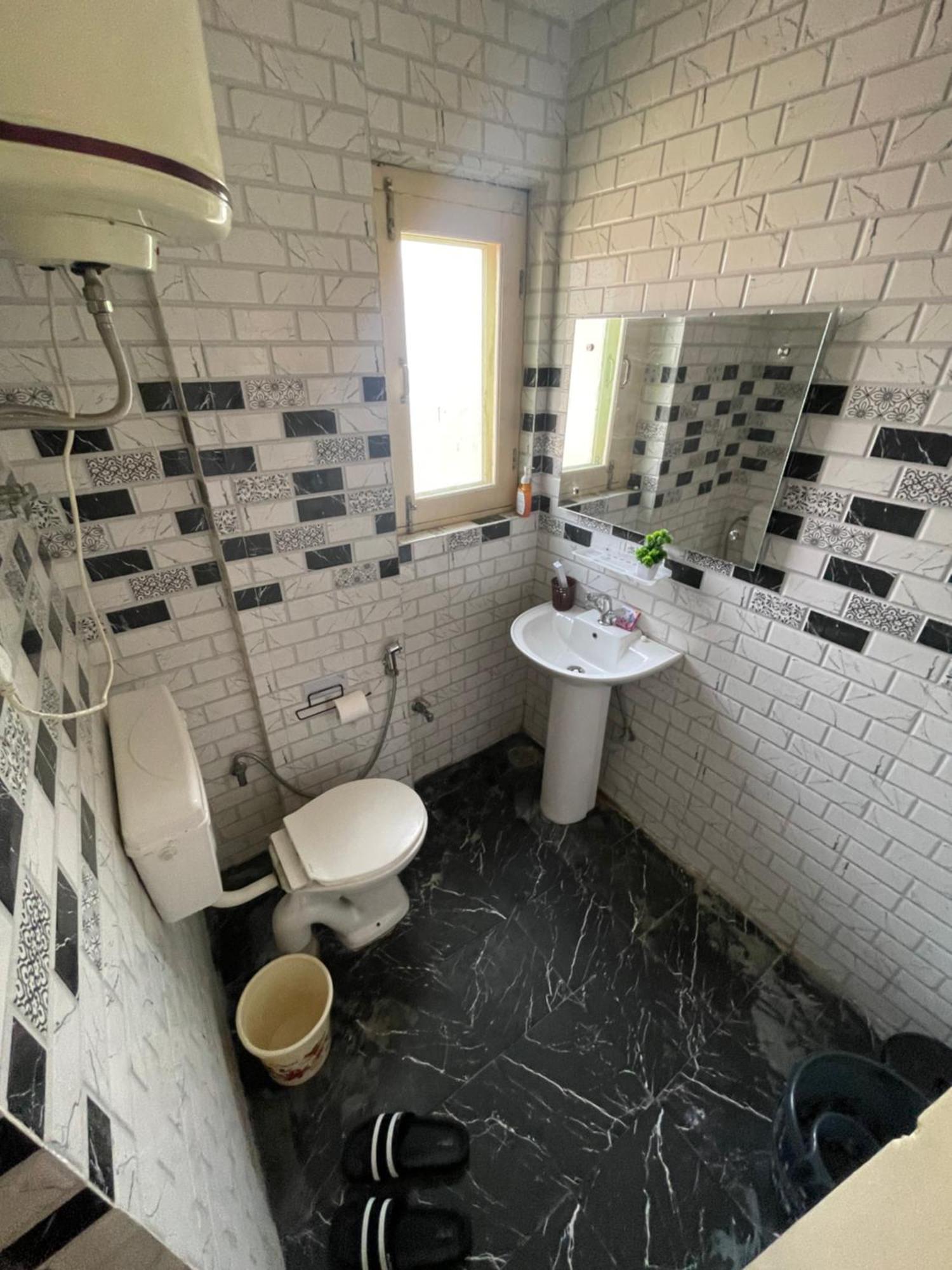 Khwaab Gah By The Khayabaan-Homestay Apartments Fully Furnished With Functional Kitchen, Wifi & Parking In City Centre Srīnagar Eksteriør billede