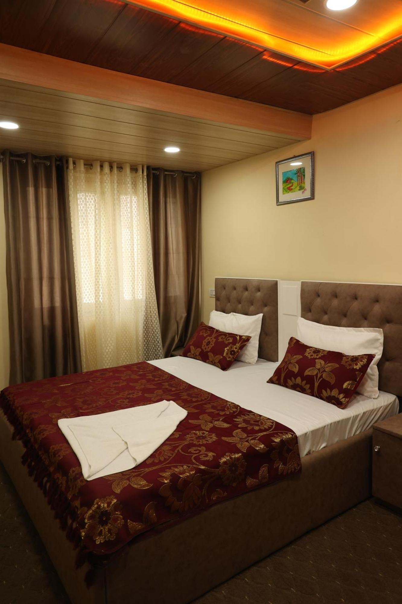 Khwaab Gah By The Khayabaan-Homestay Apartments Fully Furnished With Functional Kitchen, Wifi & Parking In City Centre Srīnagar Eksteriør billede