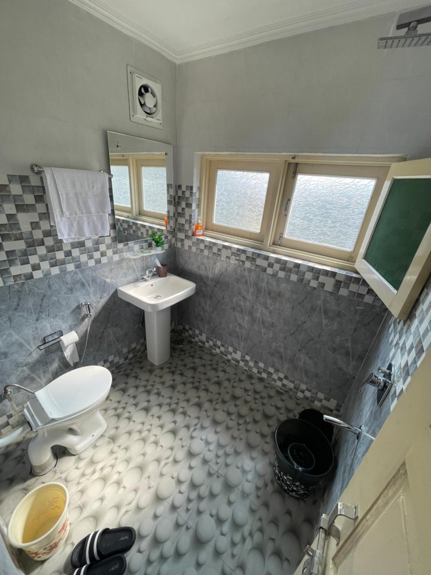 Khwaab Gah By The Khayabaan-Homestay Apartments Fully Furnished With Functional Kitchen, Wifi & Parking In City Centre Srīnagar Eksteriør billede